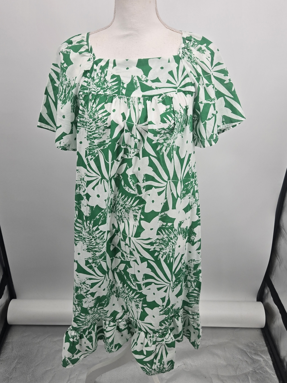 Cozee Corner Green and White Floral Hawaiian Dress Small (8590)